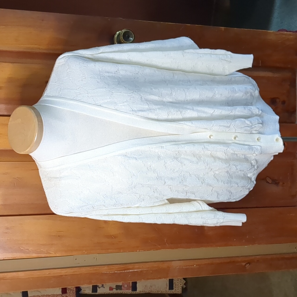 LIZ MOODY* vintage long sleeve cream button front cardigan sweater scallop knit